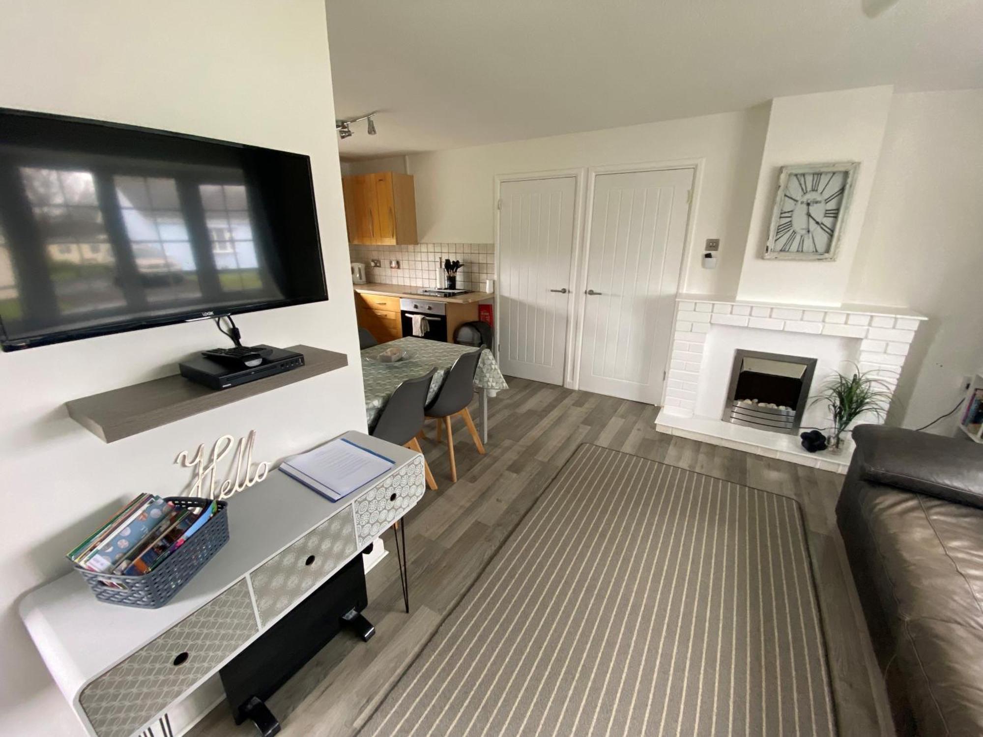 2 Bed -gower Village - Dog Friendly Chalet *